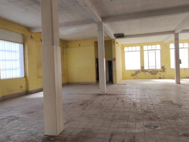 Locale Commerciale in vendita a Carate Brianza, Lombardia