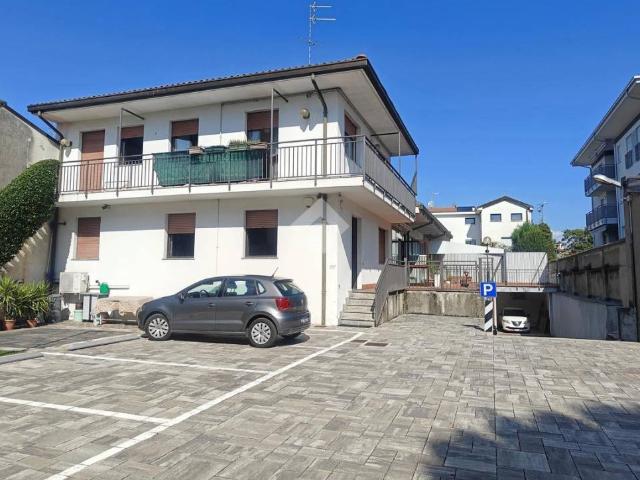 Locale Commerciale in vendita a Carate Brianza, Lombardia