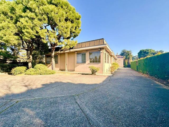 Locale Commerciale in vendita a Carate Brianza, Lombardia