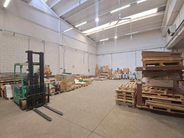 Locale Commerciale in vendita a Carate Brianza, Lombardia