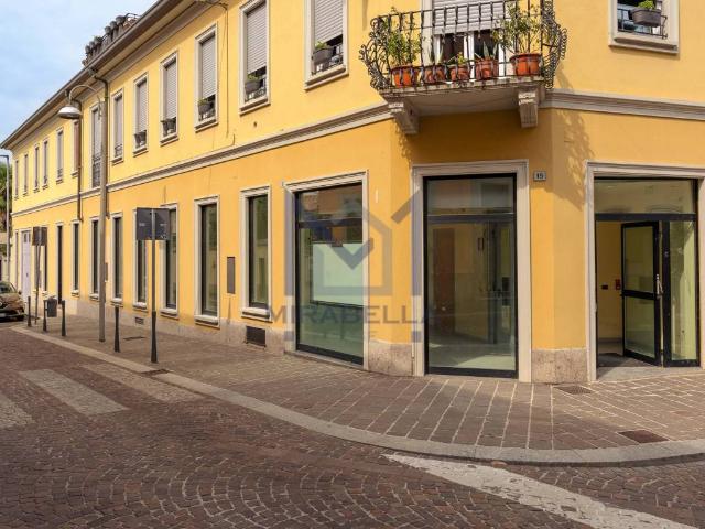 Locale Commerciale in vendita a Realdino, Carate Brianza