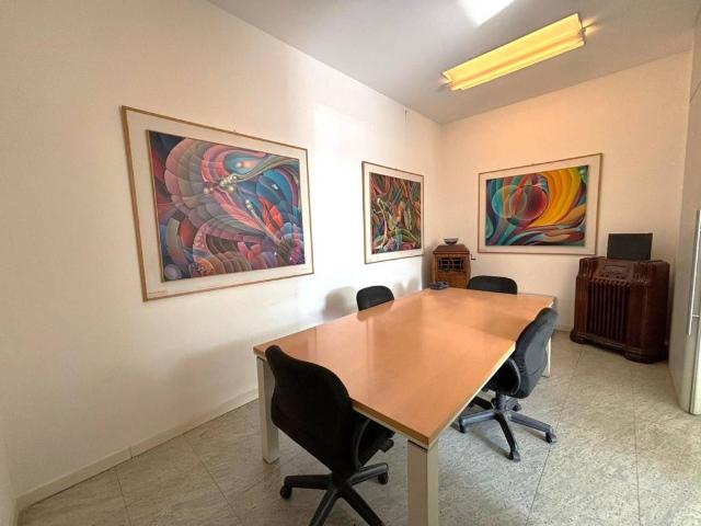 Locale Commerciale in vendita a Carate Brianza, Lombardia
