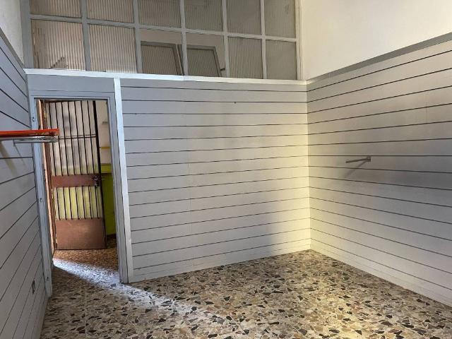 Locale Commerciale in vendita a Carate Brianza, Lombardia