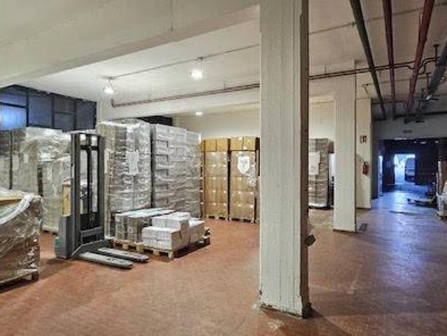 Locale Commerciale in vendita a Carate Brianza, Monza e della Brianza