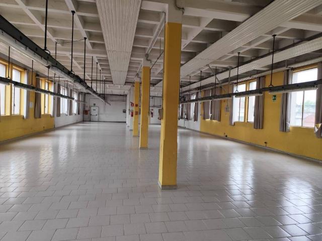 Locale Commerciale in vendita a Carate Brianza, Lombardia