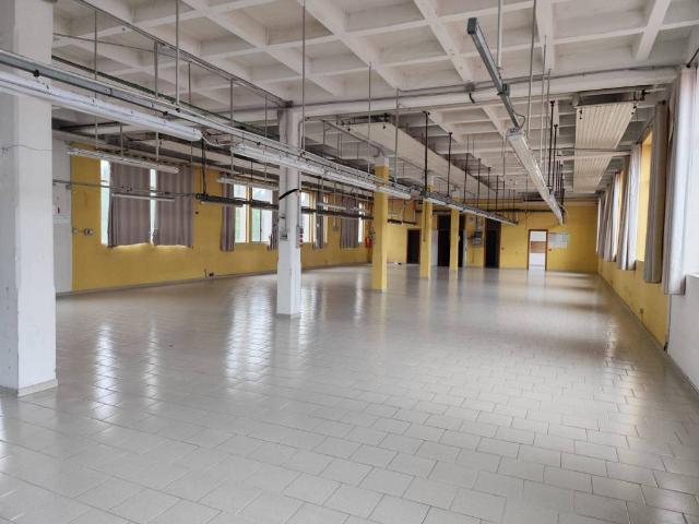 Locale Commerciale in vendita a Carate Brianza, Lombardia