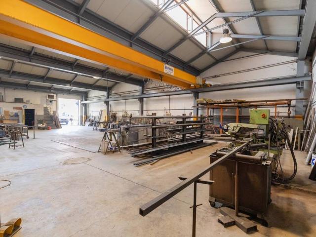 Locale Commerciale in vendita a Carate Brianza, Lombardia