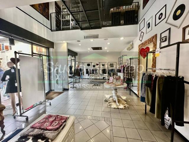 Locale Commerciale in vendita a Realdino, Carate Brianza
