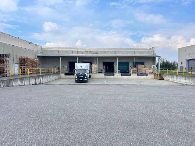 Locale Commerciale in vendita a Caravaggio, Lombardia
