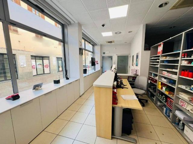 Locale Commerciale in vendita a Caravaggio, Lombardia