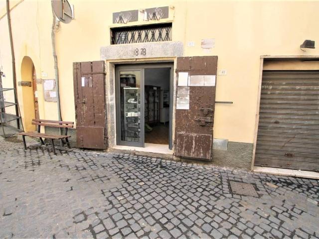 Locale Commerciale in vendita a Carbognano, Lazio