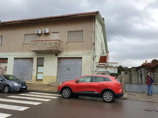 Locale Commerciale in vendita a Carbonia, Sardigna/Sardegna