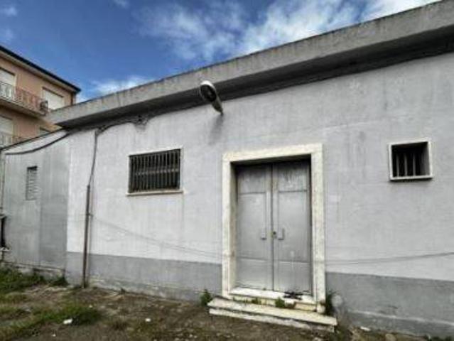 Locale Commerciale in vendita a Calabria, Cosenza