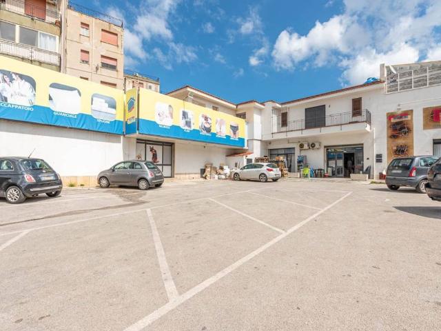 Locale Commerciale in vendita a Carini, Sicilia