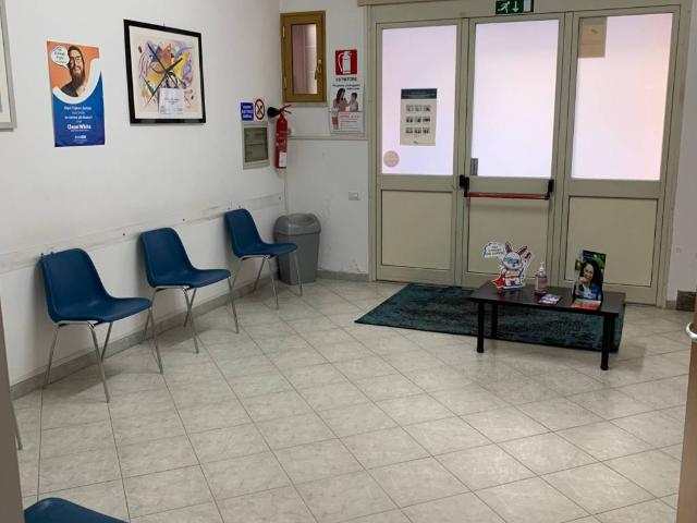 Locale Commerciale in vendita a Carini, Sicilia