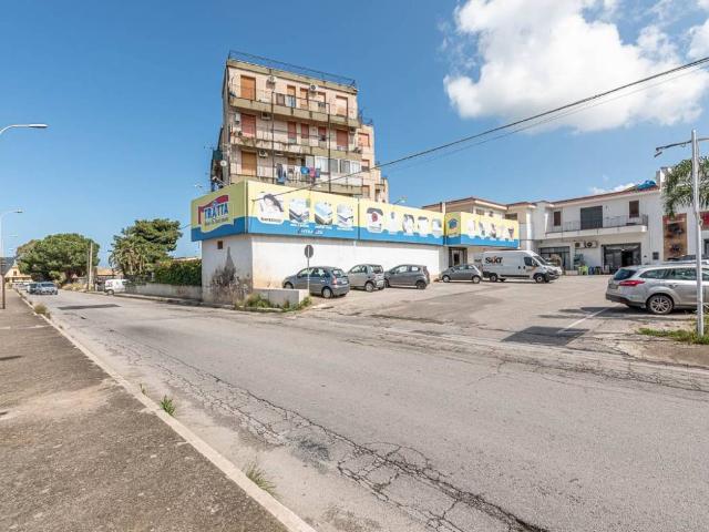 Locale Commerciale in vendita a Carini, Sicilia