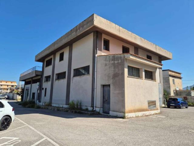 Locale Commerciale in vendita a Carini, Sicilia