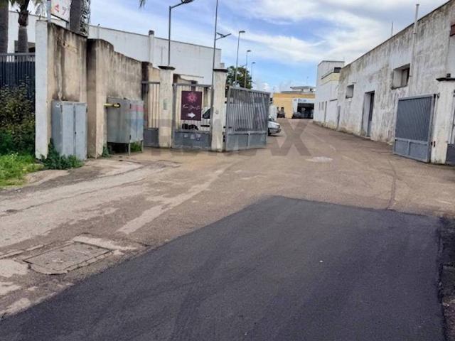 Locale Commerciale in vendita a Puglia, Lecce