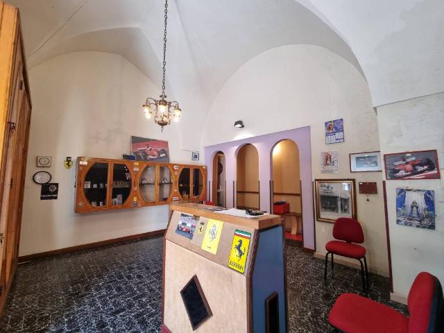 Locale Commerciale in vendita a Puglia, Lecce