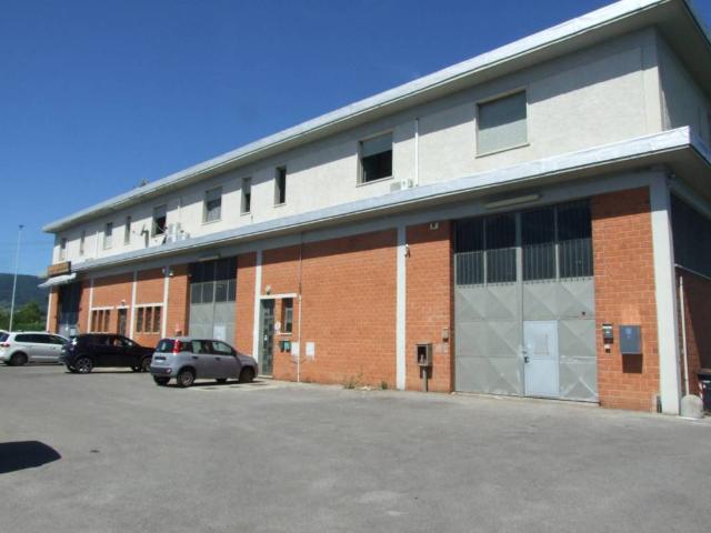 Locale Commerciale in vendita a Carmignano, Seano