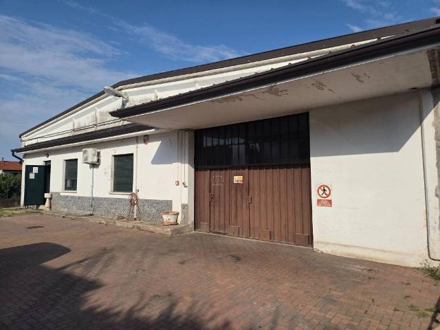 Locale Commerciale in vendita a Rovate, Carnago