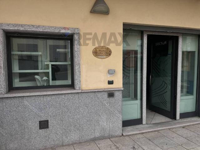 Locale Commerciale in vendita a Rovate, Carnago