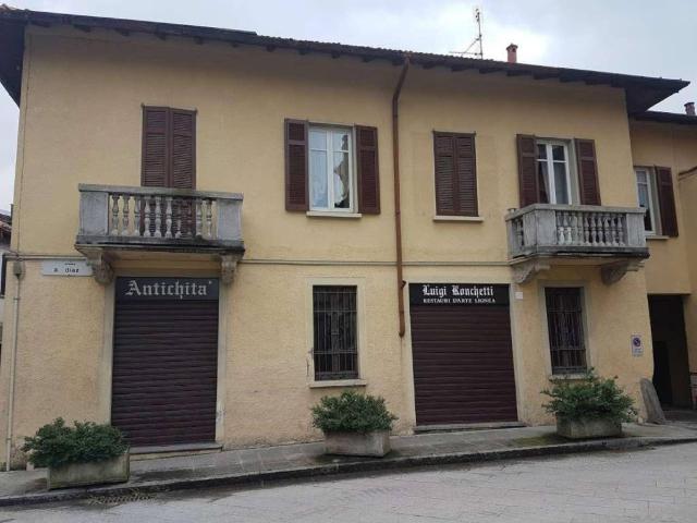 Locale Commerciale in vendita a Carnago, Lombardia