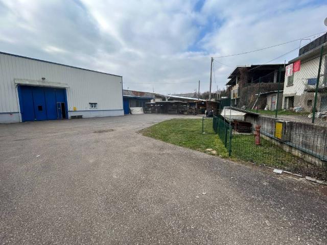 Locale Commerciale in vendita a Carnago, Lombardia