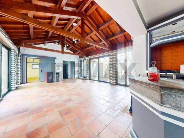 Locale Commerciale in vendita a Passirano, Carnate