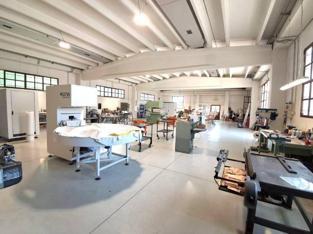 Locale Commerciale in vendita a Carnate, Lombardia