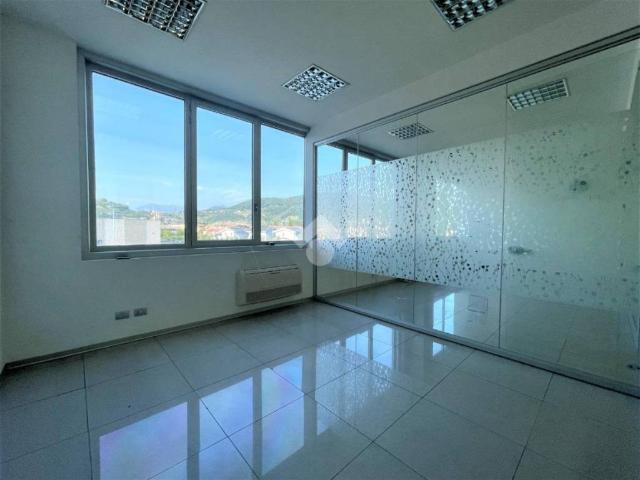 Locale Commerciale in vendita a Carobbio Degli Angeli, Lombardia