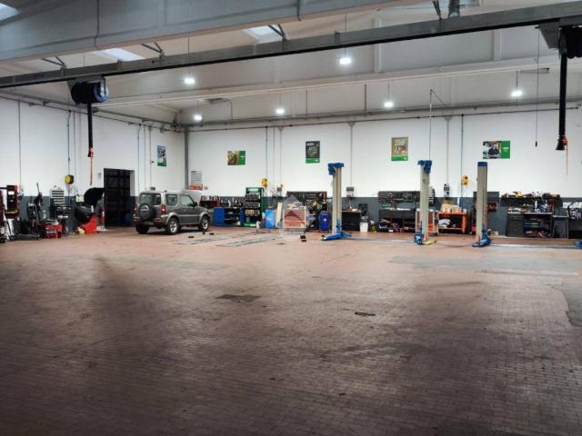 Locale Commerciale in vendita a Cassina Pertusella, Caronno Pertusella