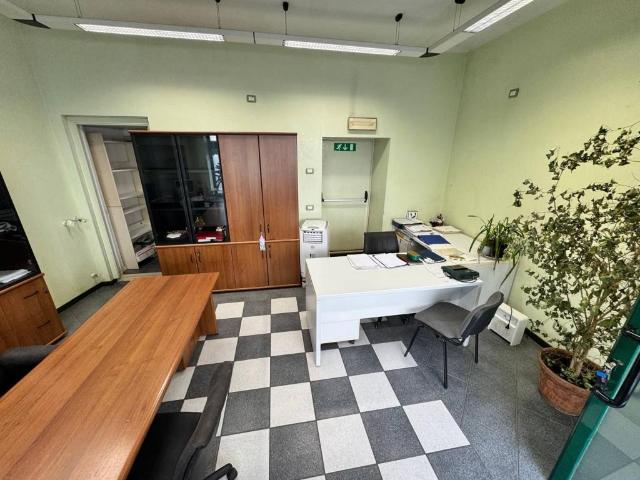 Locale Commerciale in vendita a Cassina Pertusella, Caronno Pertusella