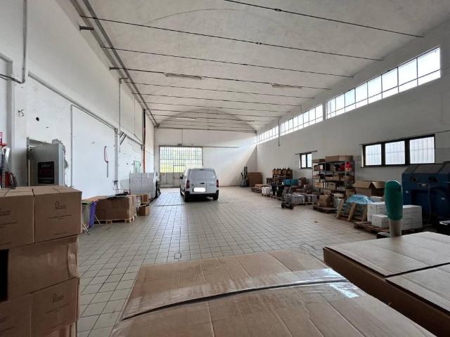 Locale Commerciale in vendita a Travaino, Caronno Varesino