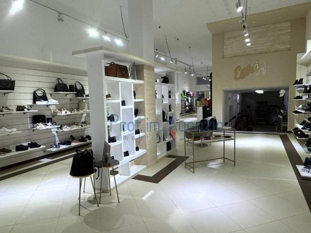 Locale Commerciale in vendita a Puglia, Brindisi