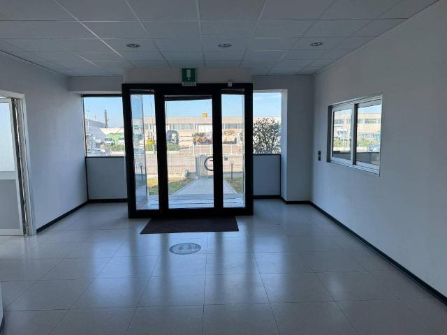 Locale Commerciale in vendita a Cornali, Carpenedolo