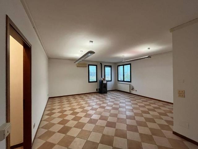 Locale Commerciale in vendita a Unione delle Terre d'Argine, Carpi