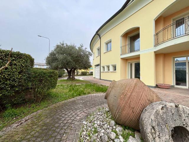 Locale Commerciale in vendita a Unione delle Terre d'Argine, Carpi