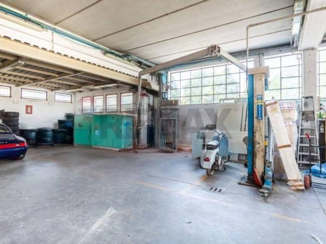 Locale Commerciale in vendita a Carpiano, Lombardia