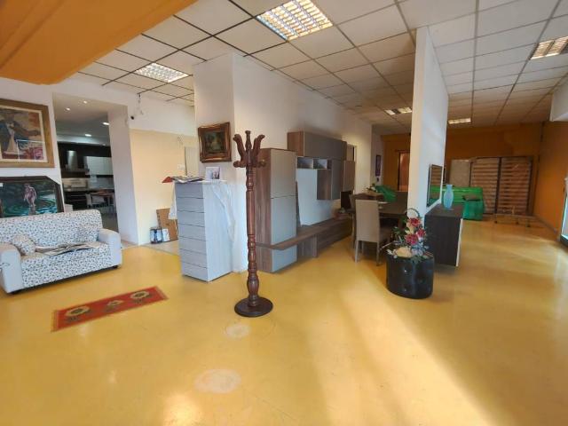 Locale Commerciale in vendita a Carpinone, Molise
