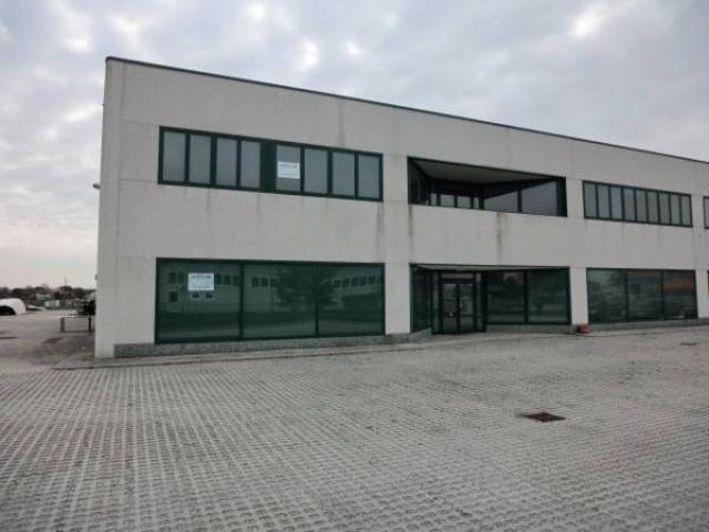 Locale Commerciale in vendita a Pontecimato, Carrara