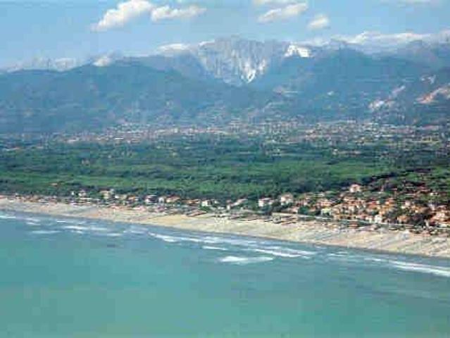 Locale Commerciale in vendita a Marina di Carrara, Carrara