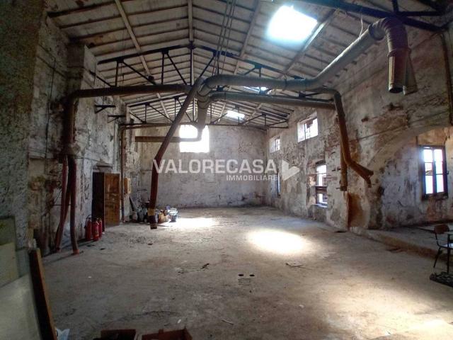Locale Commerciale in vendita a Fabbrica, Carrara
