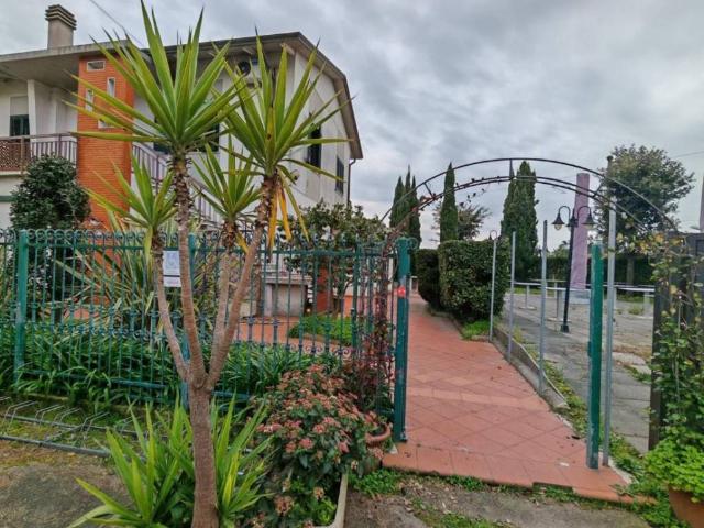 Locale Commerciale in vendita a Battilana, Carrara