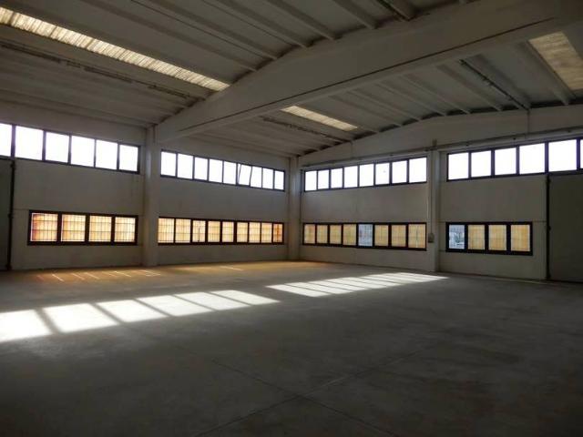 Locale Commerciale in vendita a Fabbrica, Carrara