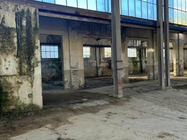 Locale Commerciale in vendita a Fabbrica, Carrara