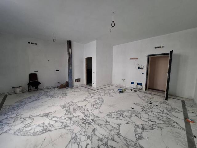 Locale Commerciale in vendita a Fabbrica, Carrara