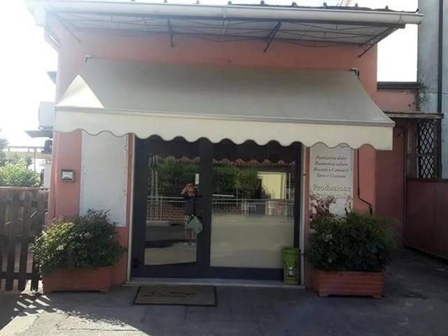 Locale Commerciale in vendita a Nazzano, Carrara