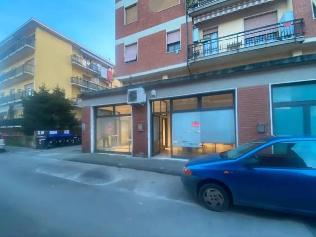 Locale Commerciale in vendita a Marina di Carrara, Carrara