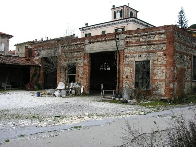 Locale Commerciale in vendita a Fabbrica, Carrara